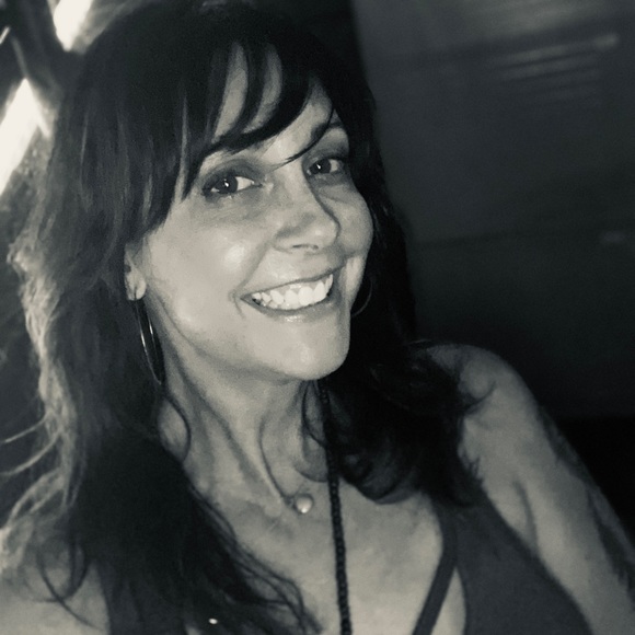 Meet your Posher, Traci - Picture 2 of 2